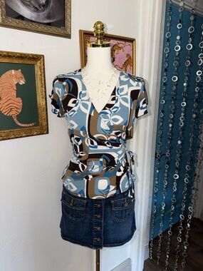 Vintage Y2K Wrap-Style V-Neck Short Sleeve Top in Blue and Brown